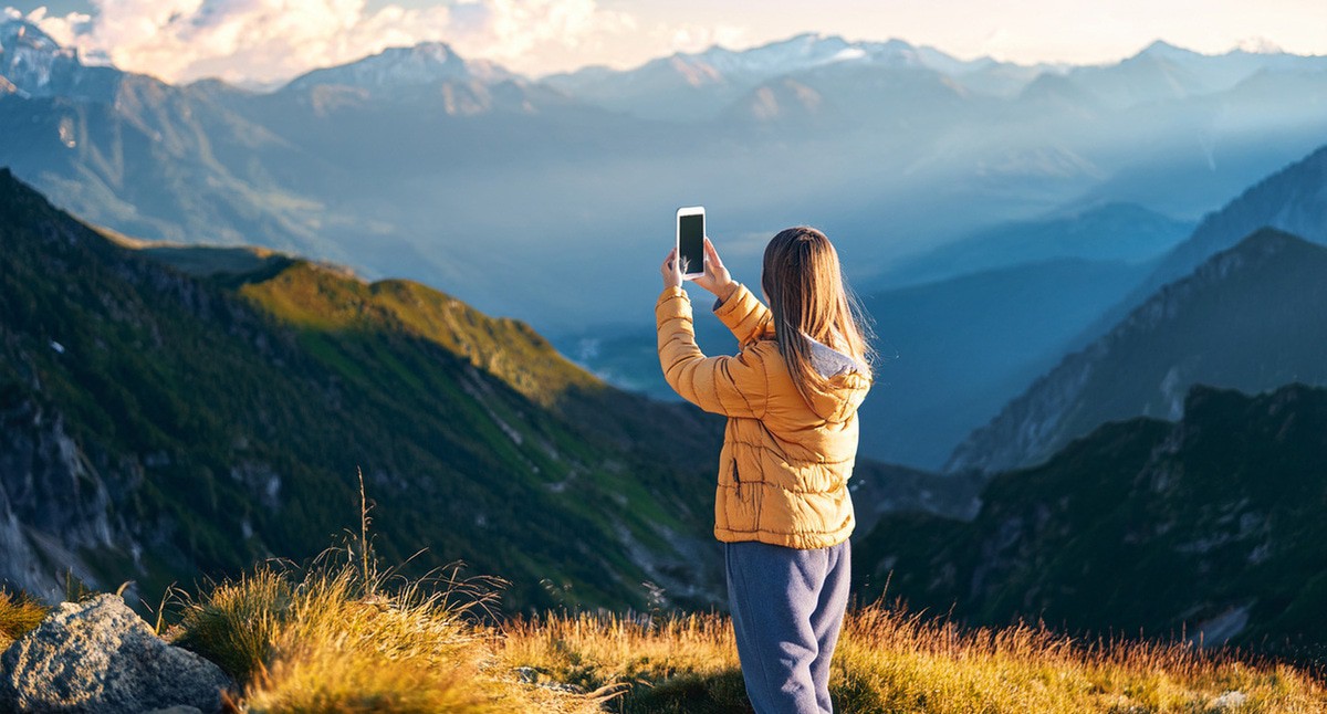 Девушка пытается поймать связь. Иллюстрация создана "Кавказским узлом" с помощью ИИ в программе Photoshop