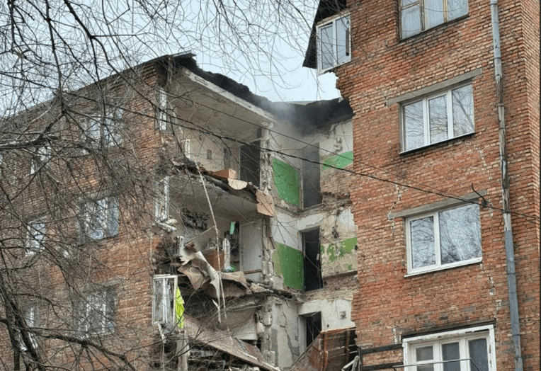 Дом на улице Нариманова после обрушения подъезда. Фото из Telegram-канала Василия Голубева https://t.me/golubev_vu/1079 Дом на улице Нариманова после обрушения подъезда. Фото из Telegram-канала Василия Голубева https://t.me/golubev_vu/1079