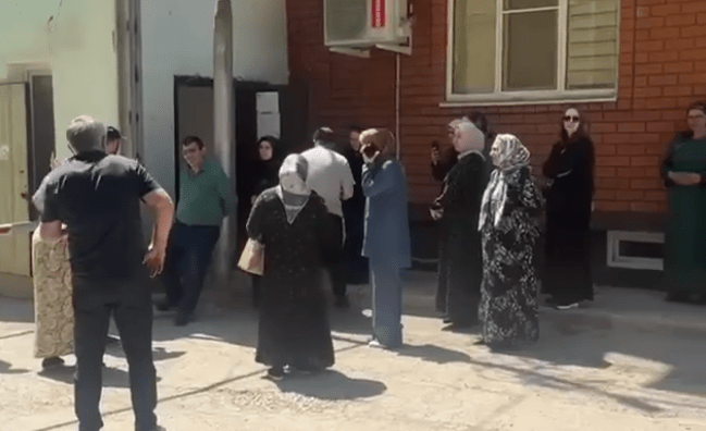 Жители улицы Бездорожная потребовали бесперебойного электричества. Стоп-кадр видео из Telegram-канала "Спросите у Расула" от 10.05.25,  https://t.me/askrasul/63193?single