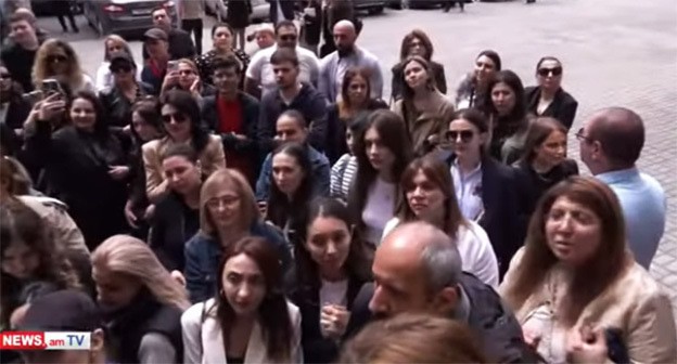 Акция протеста родителей учеников. 12 мая 2025 г. Скриншот видео https://news.am/rus/news/882167.html Акция протеста родителей учеников. 12 мая 2025 г. Скриншот видео https://news.am/rus/news/882167.html