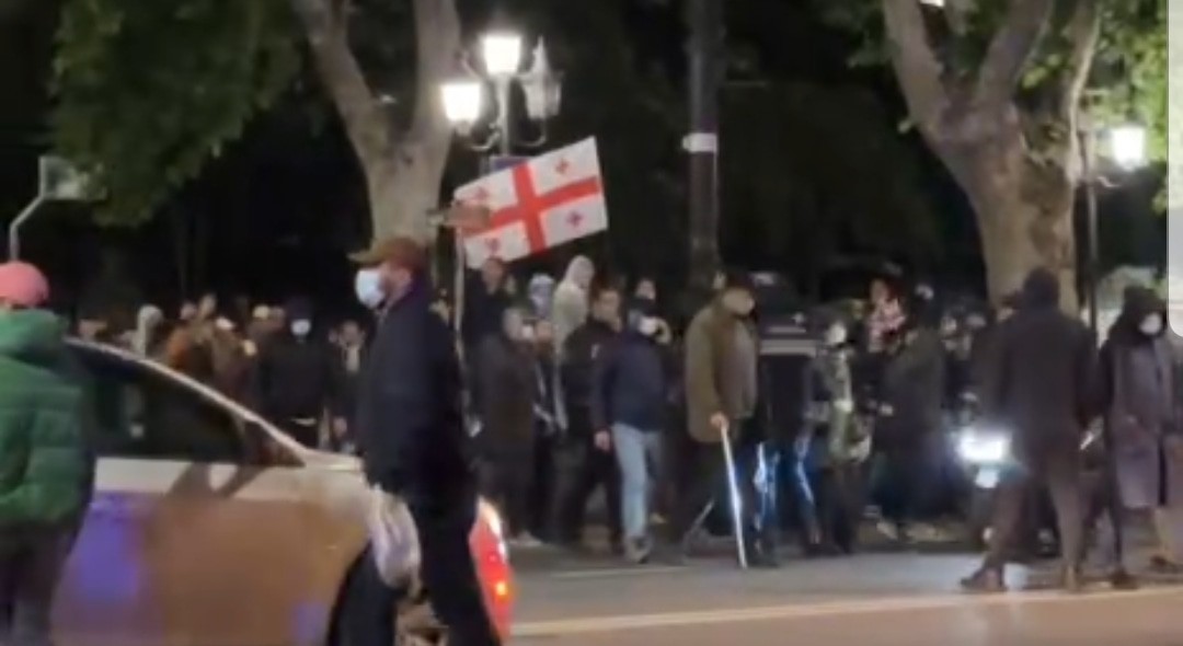 Протестующие на проспекте Руставели, 14 мая. Кадр видео Tbilisi_life / Telegram. Протестующие на проспекте Руставели, 14 мая. Кадр видео Tbilisi_life / Telegram.