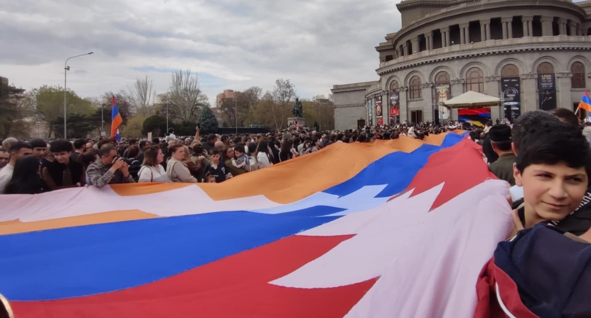 Участники митинга беженцев в Ереване держат флаг Нагорного Карабаха, март 2025. Фото Алвард Григорян для "Кавказского узла".