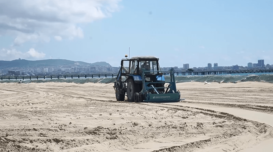 Просеивание песка на анапском пляже. Стоп-кадр видео оперштаба Краснодарского края от 18.05.25, https://t.me/opershtab23/13504?single.