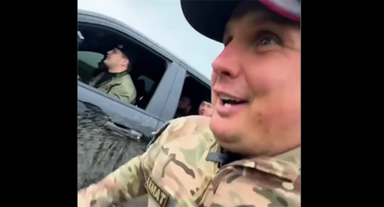 Экс-депутат из Смоленска Максим Баранов бежит за машиной Адама Кадырова. 17 мая 2025 г. Скриншот видео https://t.me/MAKSIMBARANOFF/996