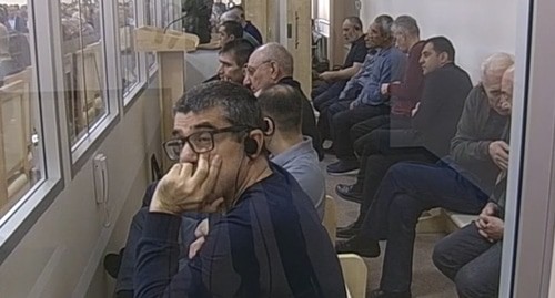 Обвиняемые в зале суда. Кадр видеосюжета "Азертадж".