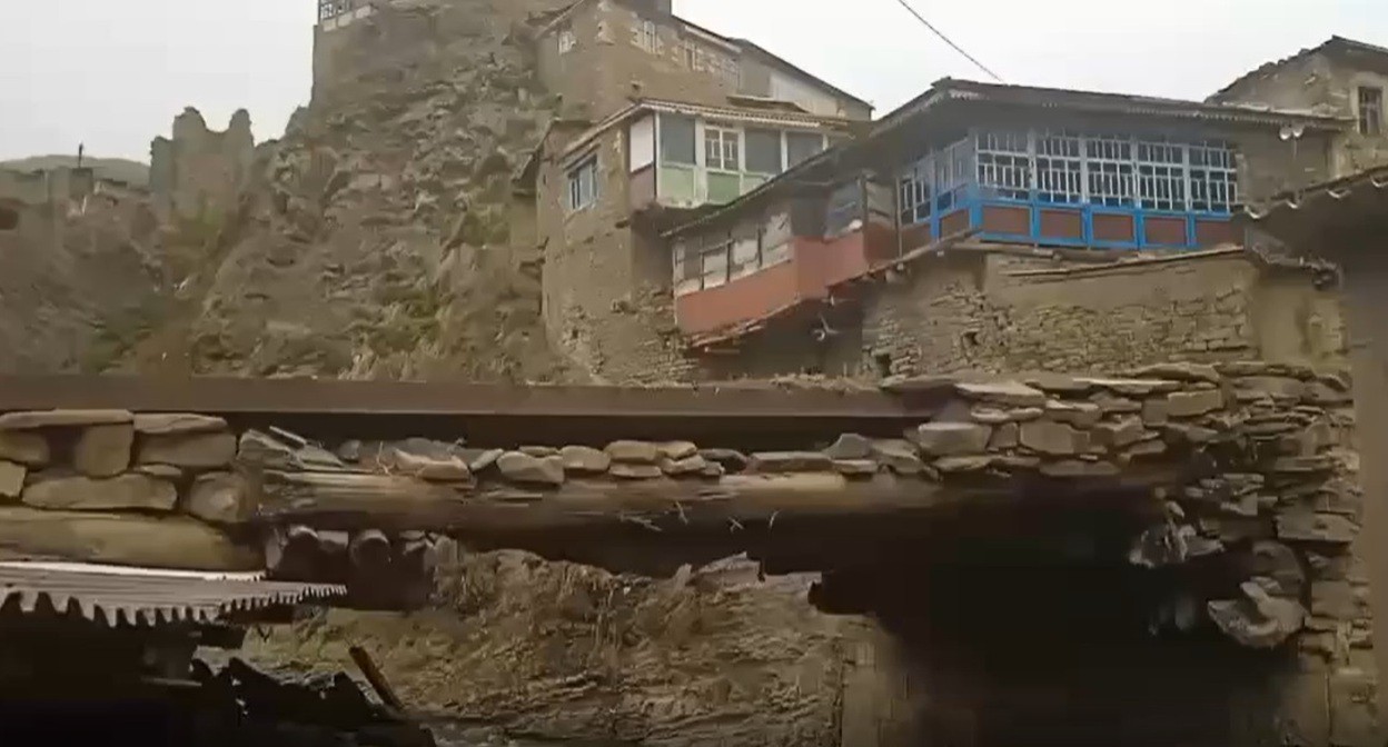 Обрушившийся мост в селе Кунки. Скриншот с видео, предоставленного жителями села Кунки