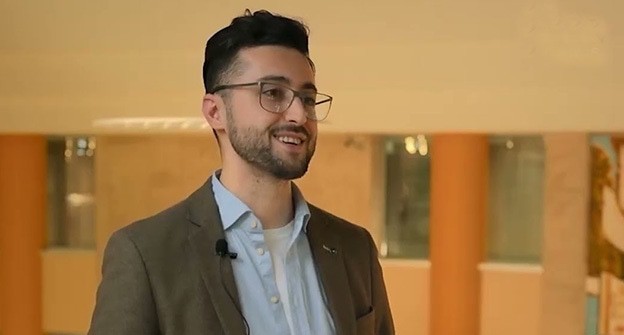 Игбал Абилов. Скриншот видео https://www.youtube.com/watch?v=LvV1TCazR