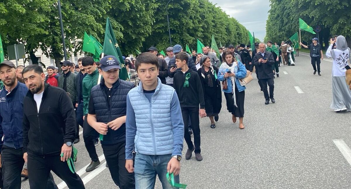 Участники шествия с адыгскими флагами в Нальчике, 21 мая 2025 года. Фото корреспондента "Кавказского узла". 