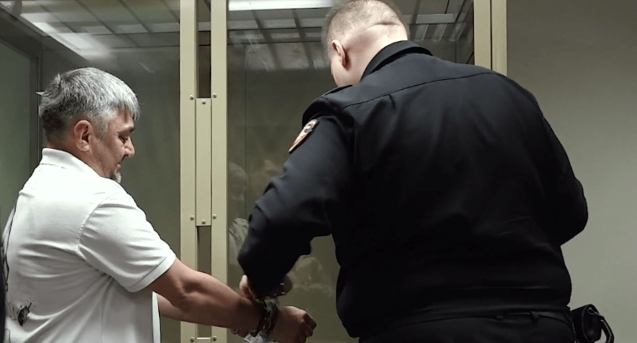 Яроцкий взят под стражу в зале суда. Стоп-кадр видео Объединенной пресс-службы судов Кубани от 21.05.25, https://t.me/opskuban/1221.