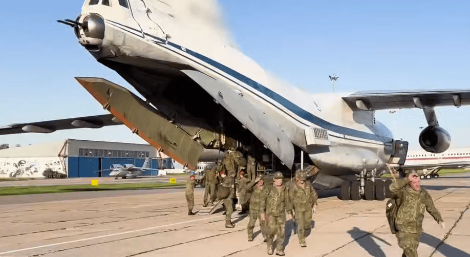 Возвращение российских пленных. Стоп-кадр видео Минобороны России от 24.05.25, https://t.me/mod_russia.