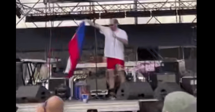 Эрекле Гецадзе с российским флагом. Стоп-кадр видео Tbilisi Life от  25.05.25, https://t.me/Tbilisi_life/39793.