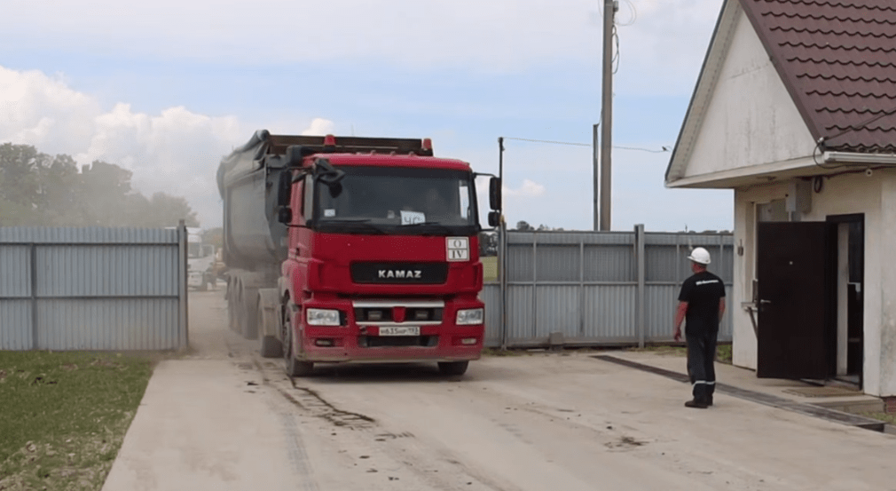 Грузовик с замазученным песком. Стоп-кадр видео оперштаба Краснодарского края от 31.05.25, https://t.me/opershtab23/13552.