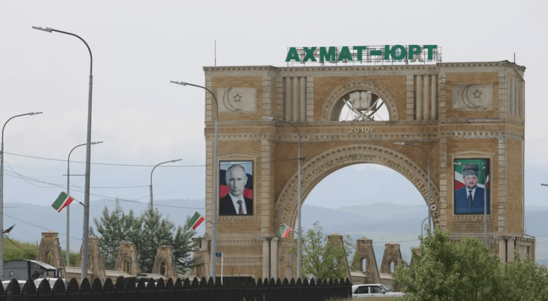 Село Ахмат-Юрт. Скриншот фото и сайте сельского поселения https://kurchaloevskij-r95.gosweb.gosuslugi.ru/o-munitsipalnom-obrazovanii/istoriya/.