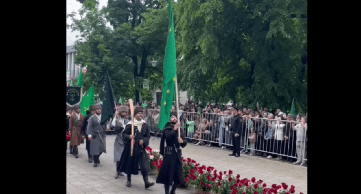 Участники шествия в Нальчике. Стоп-кадр видео https://t.me/zapravakbr/3361.