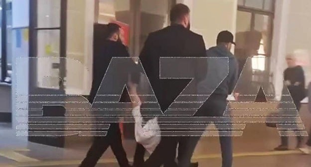 Арега Щепихина забрали с вокзала в Москве. 3 июня 2025 г. Скриншот видео Telegram-канал Baza