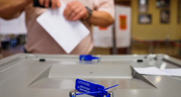 Урна для голосования. Фото Елены Синеок, "Юга.ру"