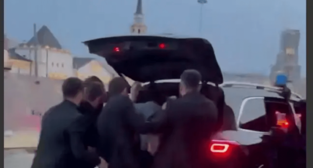 Чеченские силовики кладут Арега Щепихина в багажник. Стоп-кадр видео "Кавказского узла", https://www.youtube.com/shorts/lqkgd7MfIM8