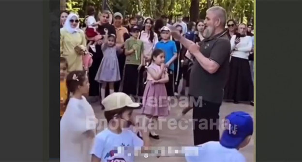 Мужчина на детском празднике в Дагестане помешал детям танцевать. 4 июня 2025 г. Скриншот видео https://t.me/dagestanblog/7508