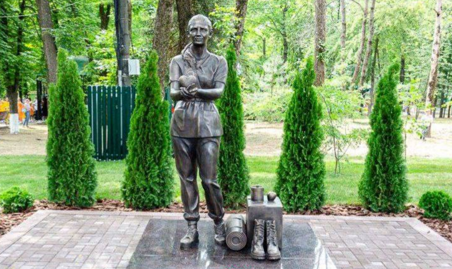 Памятник волонтерам в Ростове-на-Дону. Скриншот фото из Telegram-канала администрации города от 12.06.25, https://t.me/Rostov_Gorod_Admin/12024