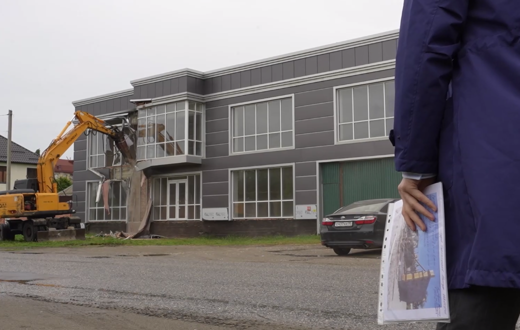 Спецтехника сносит незаконное строение в Грозном. Стоп-кадр видео из Telegram-канала мэрии Грозного от 14.06.25, https://t.me/grozmerr/4495