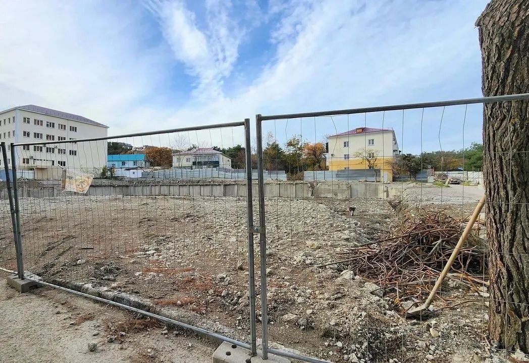 Место, где стоял снесенный 14-этажный дом. Скриншот публикации в телеграм-канале "Подслушано Геленджик" https://t.me/glngjk/2618 