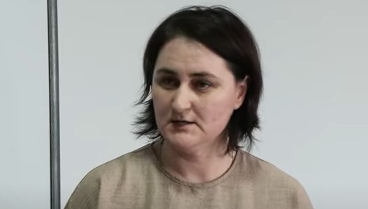 Журналистка Низфа Аршба (признана в России иноагентом) на заседании суда в Сухуме 17 июня 2025 года. Стоп-кадр видео  "Абаза-ТВ".