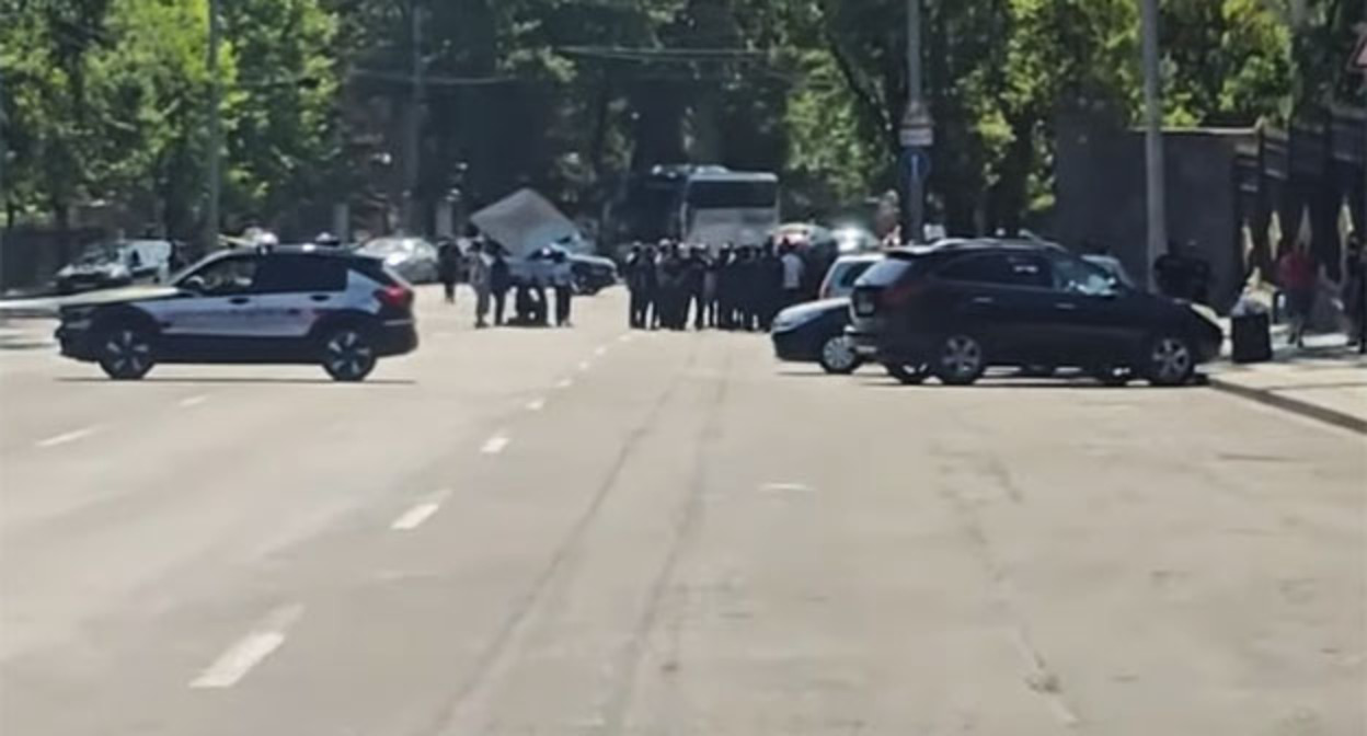 Родственники пропавших без вести блокируют движение на проспекте Баграмяна. 19 июня 2025 г. Скриншот видео https://news.am/rus/news/889252.html