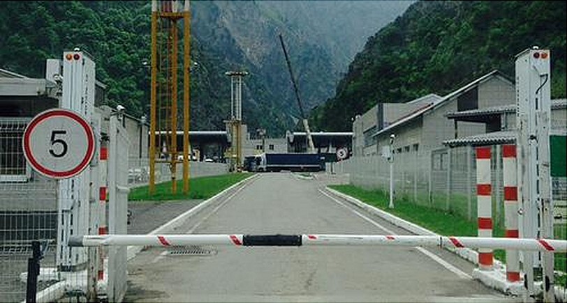 Шлагбаум на КПП "Верхний Ларс". Фото Ахмеда Альдебирова для "Кавказского узла"