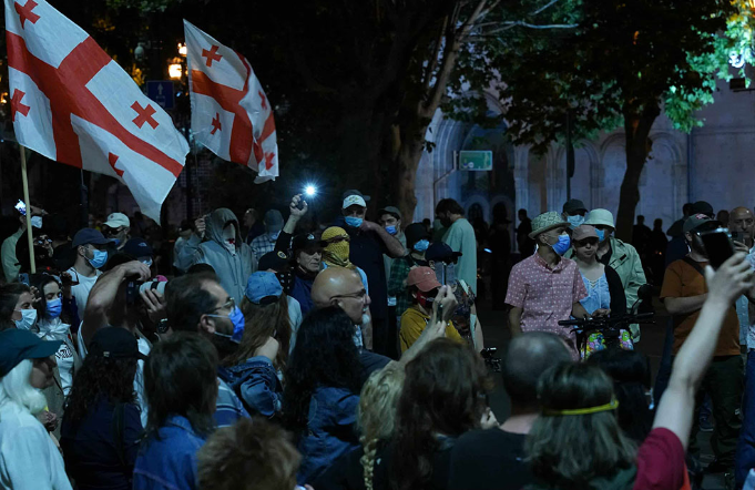 Протестующие на проспекте Руставели. Скриншот фото Publika от 22.06.25, https://www.facebook.com/photo/?fbid=1478352786897600&set=a.715406393192247 (деятельность компании Meta, владеющей соцсетью, запрещена в России).