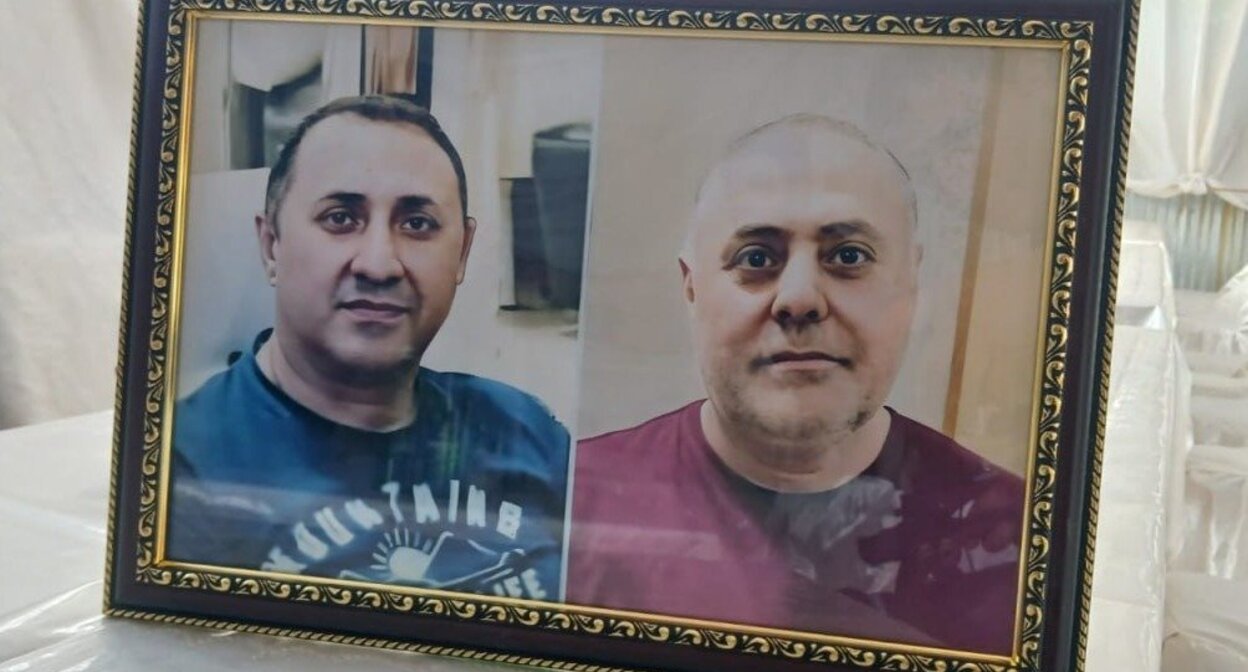 Портреты Гусейна и Зияддина Сафаровых. Фото: https://oxu.az/ru/obshestvo/tela-bratev-safarovyh-ubityh-omonovcami-v-rossii-dostavleny-v-agdzhabedinskij-rajon