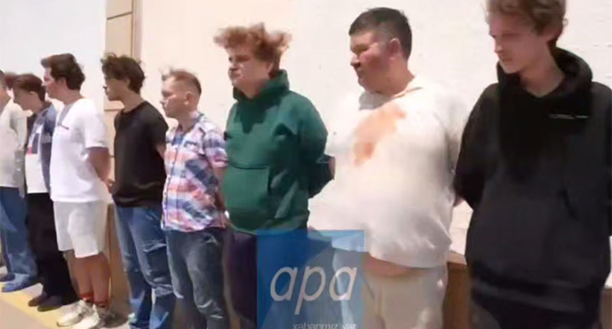 Кадр видео задержанных в Азербайджане россиян. 1 июля 2025 г. Скриншот видео https://t.me/apa_az/100157