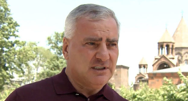 Самвел Карапетян. Скриншот видео https://yerevan.today/ru/esli-politikam-ne-udastsya-my-vmeshaemsya-po-svoemu-samvel-karapetyan-o-kampanii-vlastej-protiv-czerkvi/