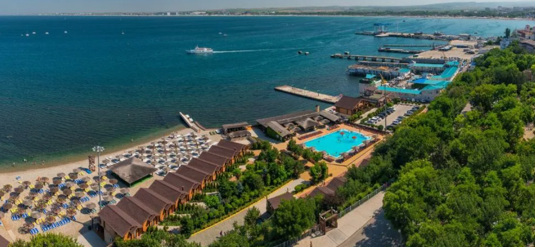 Побережье Анапы. Вид на отель "Золотая бухта". Скриншот фото с сайта Booking.com? https://www.booking.com/hotel/ru/zolotaya-buhta-anapa.ru.html?aid=357027&label=yan104jc-1DCAsowgFCFHpvbG90YXlhLWJ1aHRhLWFuYXBhSAlYA2ipAYgBAZgBIbgBF8gBDNgBA-gBAYgCAagCA7gCyrWWwwbAAgHSAiQwNzk1YjBkZi0wMmFhLTQ2NzgtODI5My1lZDcyODY3MDVjYTLYAgTgAgE&sid=60d6ae9fc20b1b4e68b76e1e2a82fcc3&dist=0&keep_landing=1&sb_price_type=total&type=total&force_referer=https%3A%2F%2Fyandex.ru%2Fimages%2Fsearch%3Ffrom%3Dtabbar%26img_url%3Dhttps%253A%252F%252Fpriroda.club%252Fuploads%252Fposts%252F2022-01%252F1643398006_6-priroda-club-p-plyazh-zolotaya-bukhta-anapa-priroda-krasi-6.jpg%26lr%3D222%26pos%3D0%26rpt%3Dsimage%26text%3D%25D0%25B0%25D0%25BD%25D0%25B0%25D0%25BF%25D0%25B0%2520%25D0%25BF%25D0%25BE%25D0%25B1%25D0%25B5%25D1%2580%25D0%25B5%25D0%25B6%25D1%258C%25D0%25B5%2520%25D0%25BE%25D1%2582%25D0%25B5%25D0%25BB%25D0%25B8