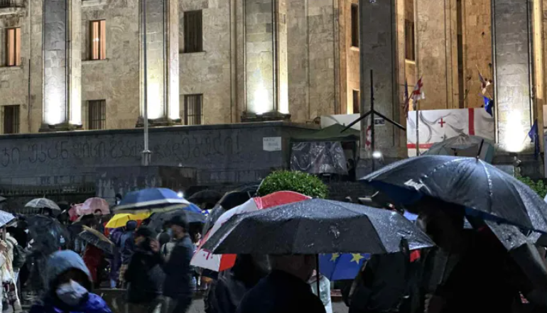 Акция протеста у здания парламента Грузии. Скриншот фото "Интерпрессньюс" от 05.07.25, https://www.interpressnews.ge/ka/article/843141-parlamenttan-saprotesto-akcia-mimdinareobs-mokalakeebma-rustavelis-gamziri-gadaketes