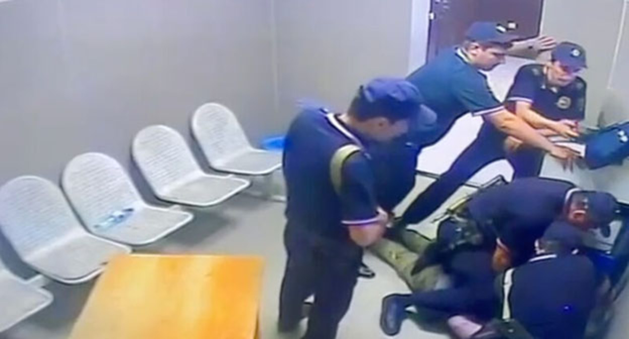 Кадр видео избиения Ахмеда Джабраилова в отделе полиции в Махачкале. Скриншот видео/Телеграм-канал "Шамиль Хадулаев"