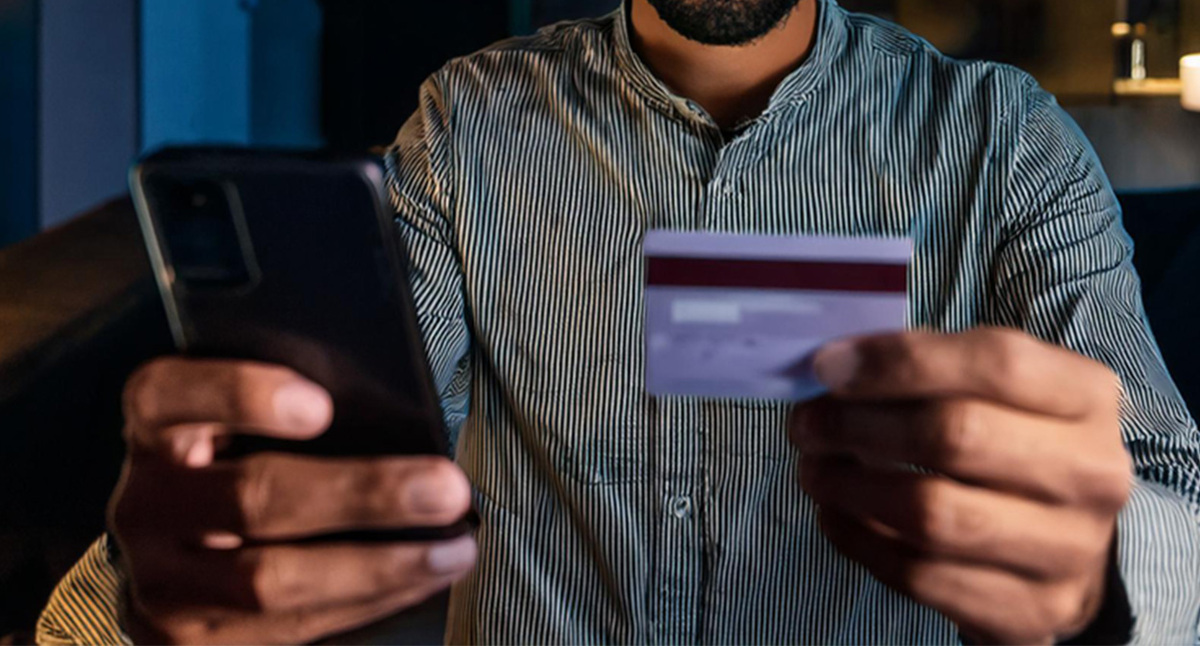 Мужчина делает перевод. Иллюстрация создана «Кавказским узлом» с помощью ИИ в программе Copilot