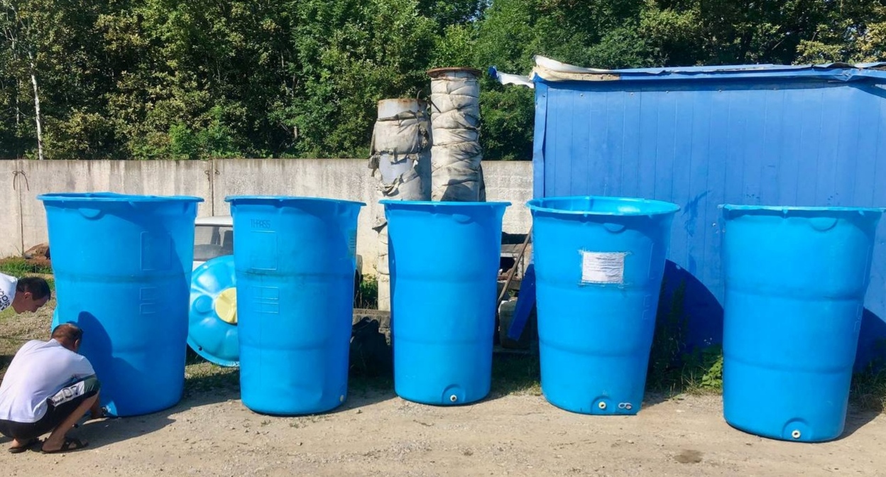 Емкости для раздачи воды в Горячем Ключе. Фото из телеграм-канала Сергея Белопольского https://t.me/sergey_belopolskyi/7378