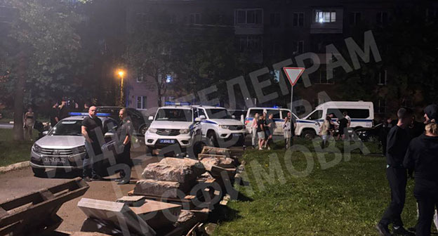 Cход недовольных мигрантами  у ДК в Краснозаводске. 14 июля 2025 г. Скриншот видео https://t.me/trofimovonline/30847