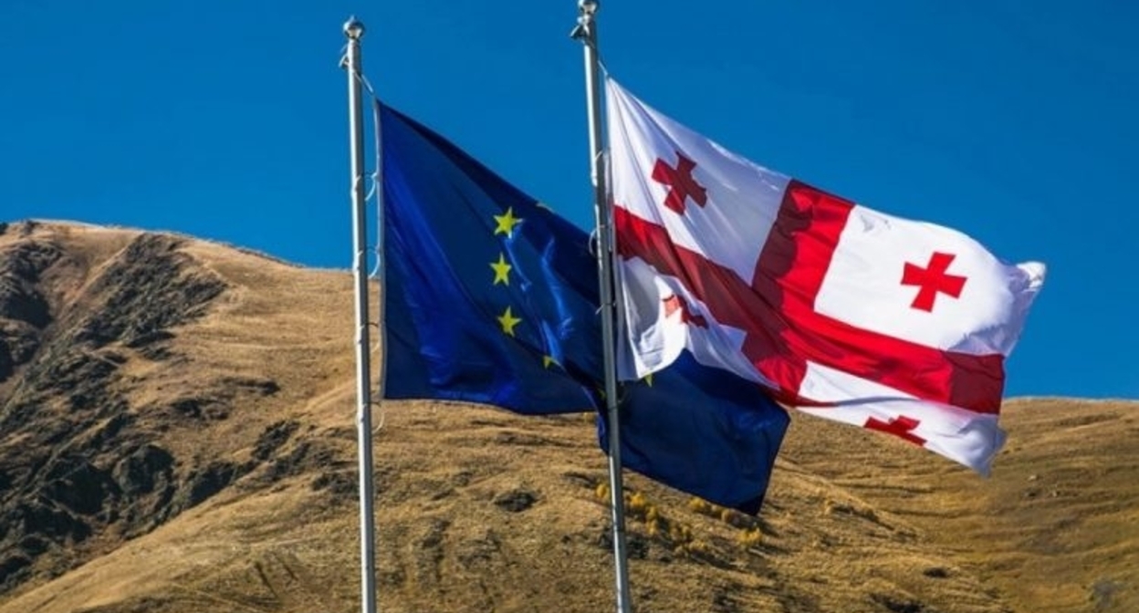 Флаги Грузии и ЕС. Фото: https://musavat.com/ru/news/nuzhna-li-gruziya-v-evrope-a-evropa-v-gruzii_1021818.html?d=1
