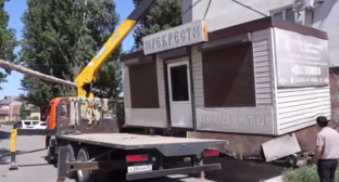 Демонтаж киоска в Махачкале. Стоп-кадр видео из Telegram-канала Джамбулата Салавова от 19.07.25,https://t.me/DzhambulatSalavov/276.