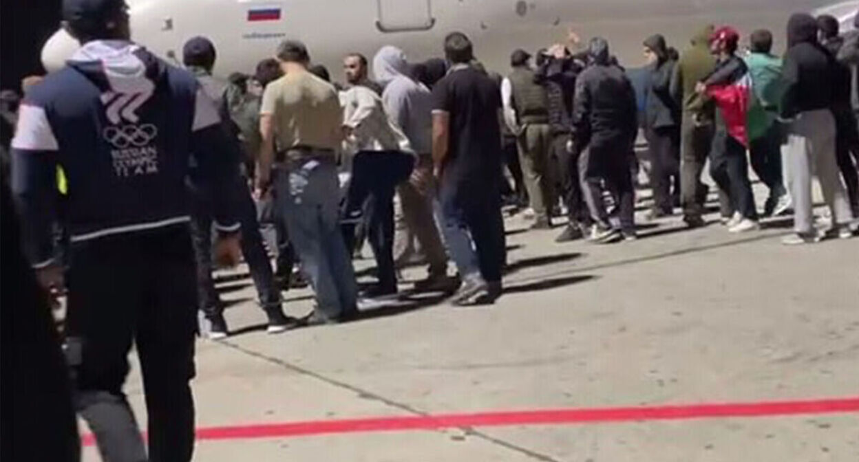 Люди в аэропорту Махачкалы. Октябрь 2023 года. Кадр видео телеграм-канала "Раньше всех. Ну почти"