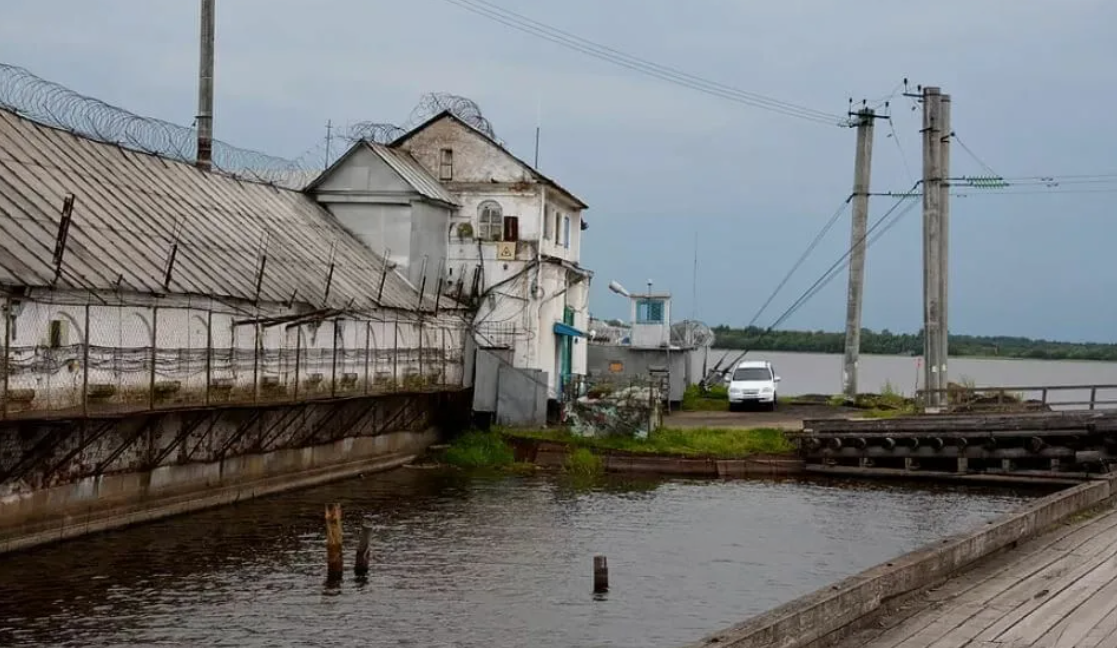 Колония ИК-5 в Вологодской области. Скриншот фото "Онлайн Вологда" от 01.09.22, https://onlinevologda.ru/news/society/dvoih-pozhiznenno-zakljuchennyh-vypustili-po-udo-iz-vologodskogo-pjataka/?utm_medium=organic&utm_source=yandexsmartcamera