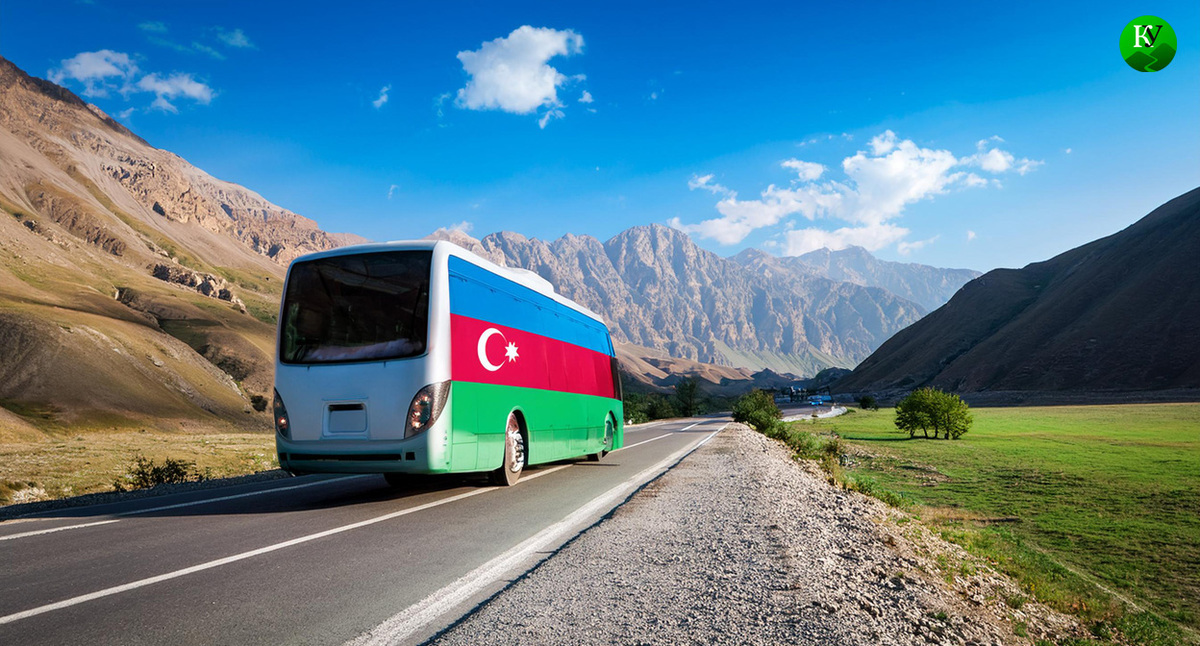 Автобус с переселенцами. Иллюстрация создана "Кавказским узлом" с помощью ИИ в программе Photoshop