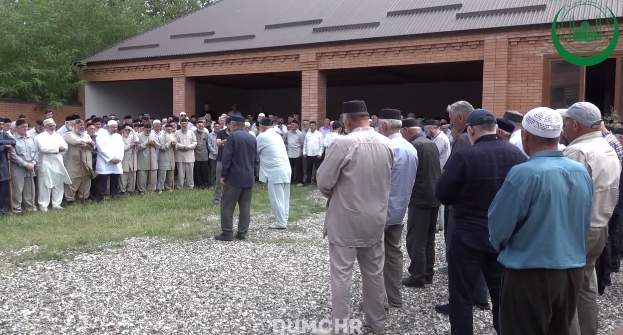 Примирение семей кровников. Старые Атаги, 27 июля 2025 года. Кадр видео ДУМ Чечни https://t.me/dumchr/6680