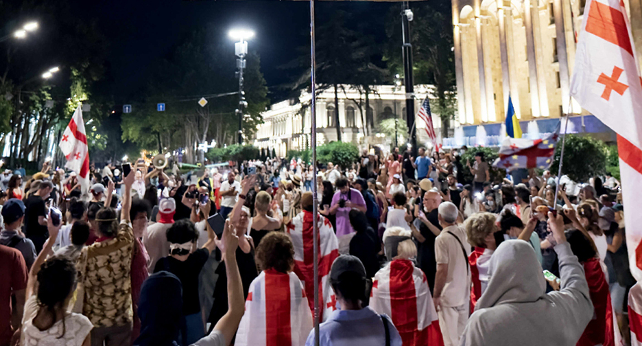 Протестующие у парламента Грузии. Фото: Publika