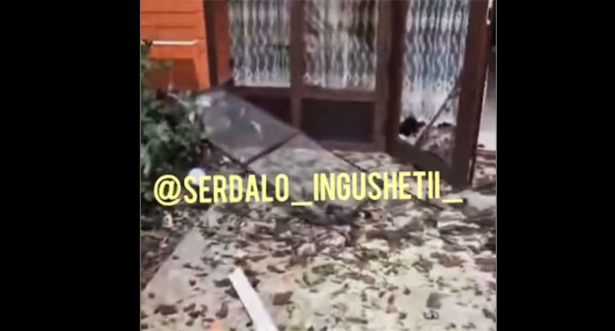 Последствия падения дрона в Нижних Ачалуках. Скриншот видео https://www.instagram.com/reel/DMkNaZFNM8e/ принадлежит компании Meta деятельность которой запрещена в России