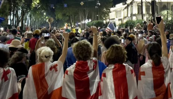 Участники акции в Тбилиси. Скриншот фото Publika от 30.07.25,https://www.facebook.com/photo?fbid=1510018690397676&set=a.715406393192247 (деятельность компании Meta, владеющей соцсетью, запрещена в России).