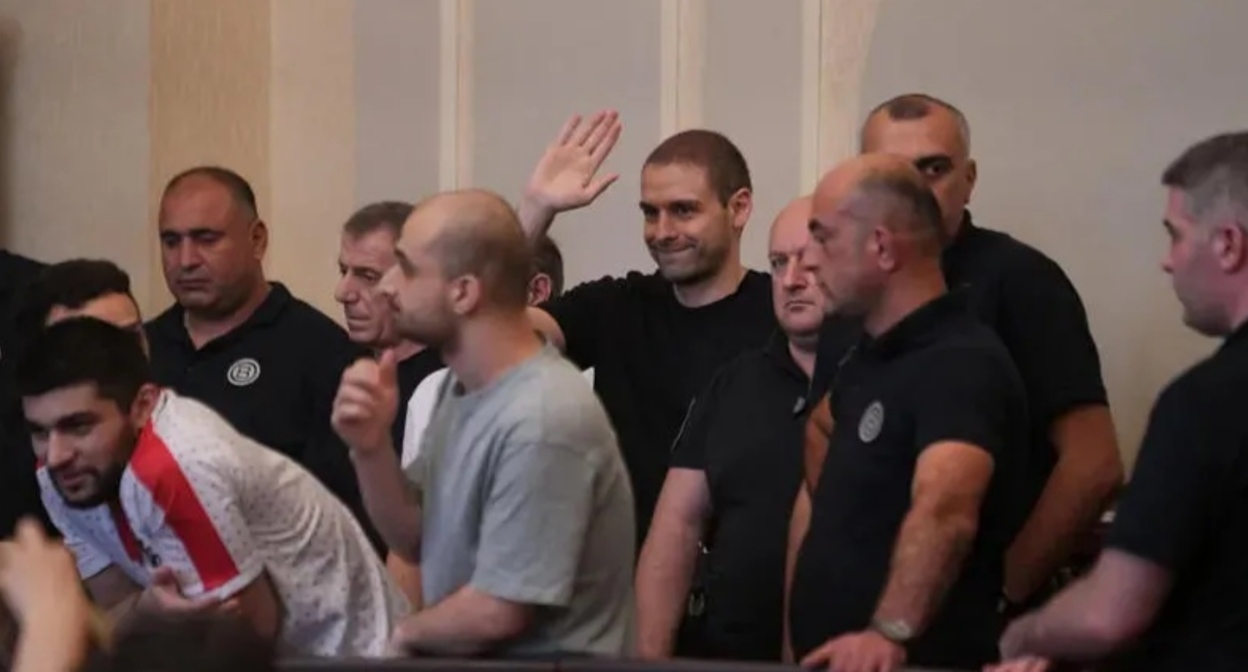Обвиняемые в зале суда. Фото: "Интерпрессньюс" https://www.interpressnews.ge/ru/article/169923-sud-ne-udovletvoril-ni-odnogo-khodataistva-ob-izmenenii-mery-presecheniia-v-otnoshenii-andro-chichinadze-onise-tskhadadze-i-eshche-9-lits-i-ostavil-v-zakliuchenii-vsekh-obviniaemykh