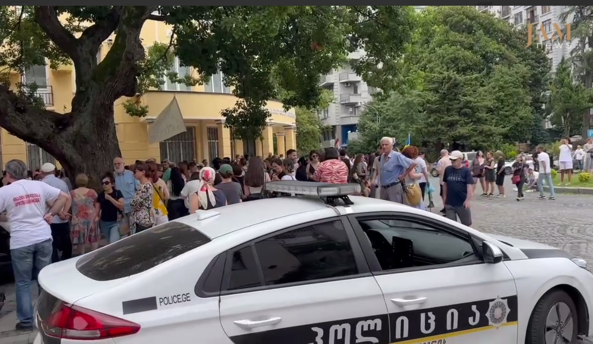 Активисты у здания суда в Батуми. Кадр видео JAMnews.