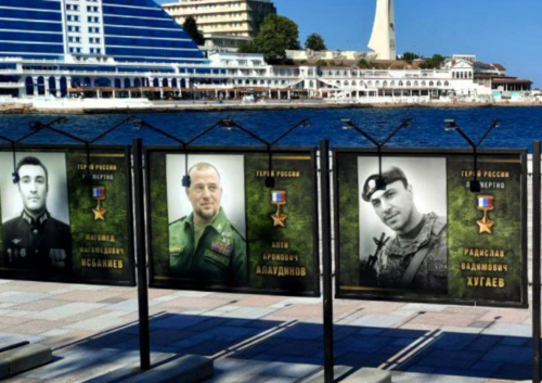 Портреты Магомеда Исбакиева, Апти Алаудинова и Радислава Хугаева на выставке в Севастополе. Скриншот фото из Telegram-канала Общественной палаты Севастополя от 02.08.25, https://t.me/ops92ru/1993

